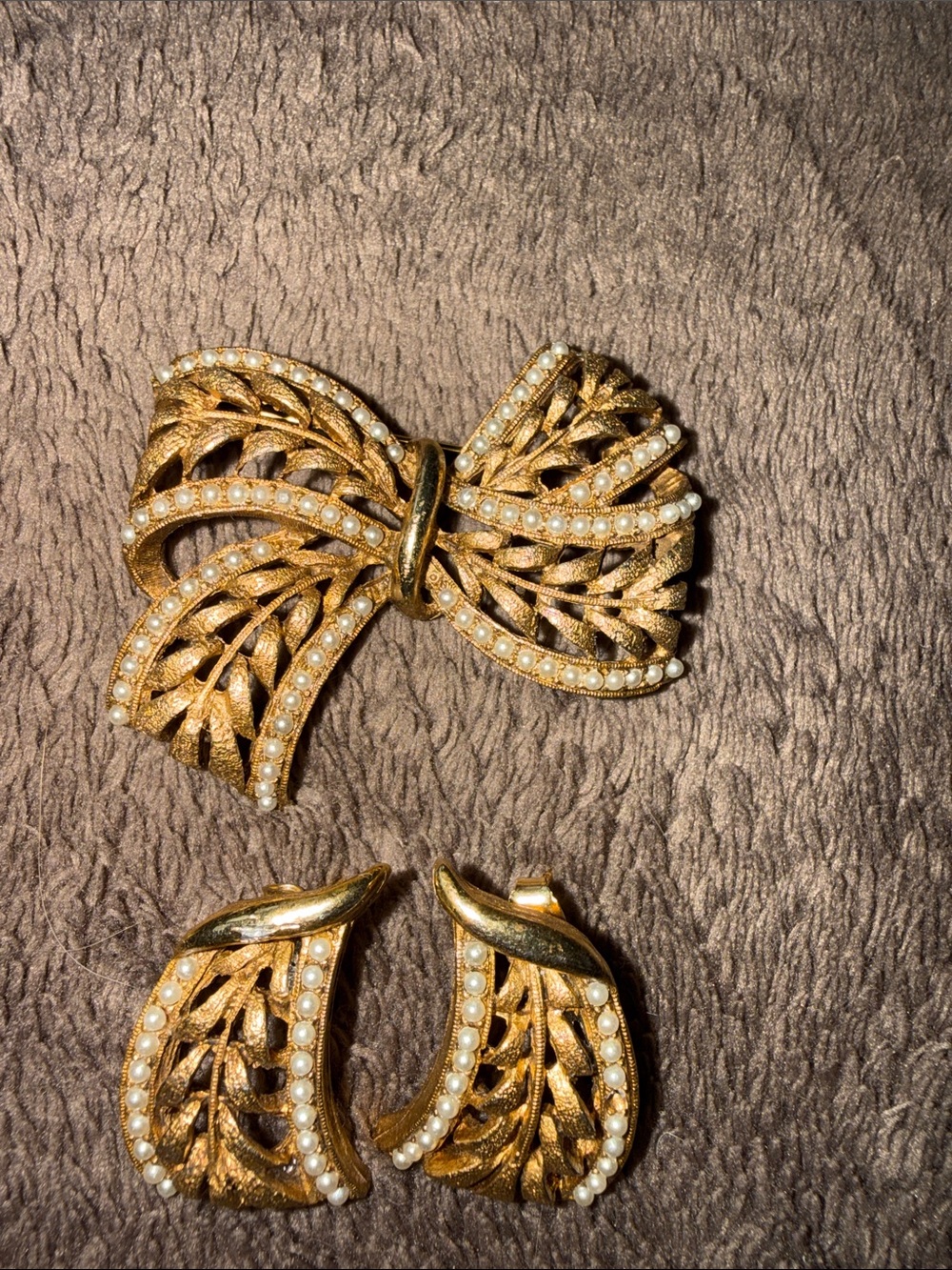 J.J Bow Earrings Brooch Pin Vintage Pearls Seeds Gold Tone vintage